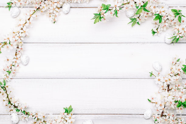 复活节彩蛋背景。五月的花朵，白色快乐的复活节彩蛋在木制的春天背景。复活节卡片。平的。图片下载