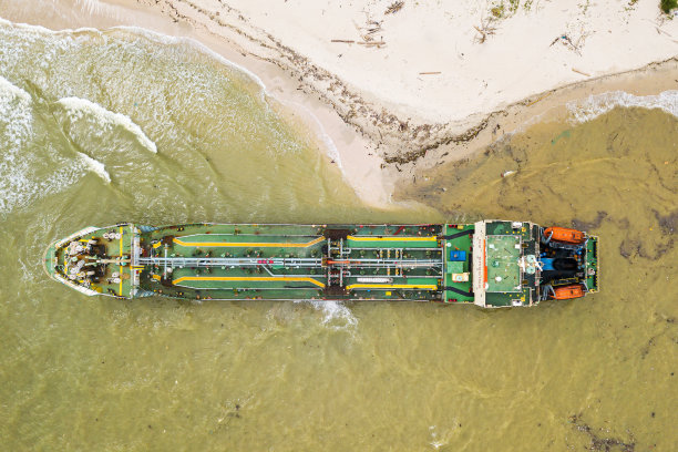 一艘油轮在海岸搁浅图片下载