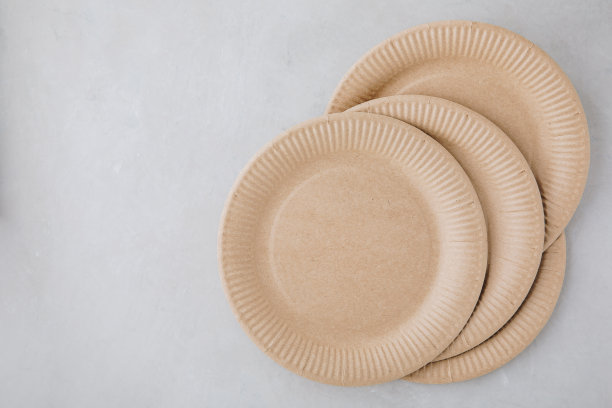 一次性纸餐具纸盘。无塑料和零浪费的概念。图片下载