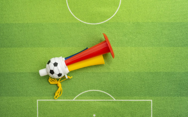 足球足球三扇小号与玩具足球在绿色的草地上图片下载