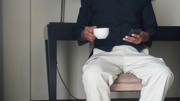 人们用智能手机在家里活动。适合科技行业的经营理念图片下载