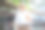 自信成熟的老商人站在户外拿着咖啡。图片下载