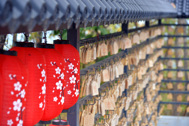 日本风格的书写成功祝福的木板，上面挂着大红灯笼图片下载