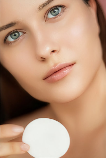 美容护肤化妆品模特面部肖像，女性清洁健康的皮肤和素颜使用化妆棉，豪华的面部和抗衰老护肤程序图片下载