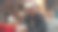 电视情景喜剧概念:一个人用虚拟现实耳机在客厅吃早餐，面带微笑。关于网瘾的搞笑小品。网络频道喜剧系列，流媒体服务。图片下载