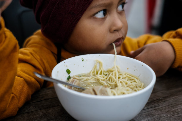 印尼街头小吃“Bakso”，煮面条配肉丸和炸豆腐图片下载