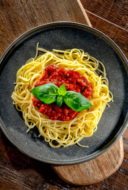 配上一盘意大利肉酱面图片下载