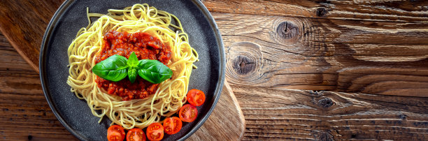 配上一盘意大利肉酱面图片下载