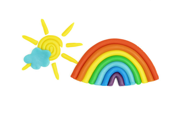 橡皮泥彩虹，云，太阳与光线隔离在白色背景上。橡皮泥创意，儿童的爱好概念图片下载
