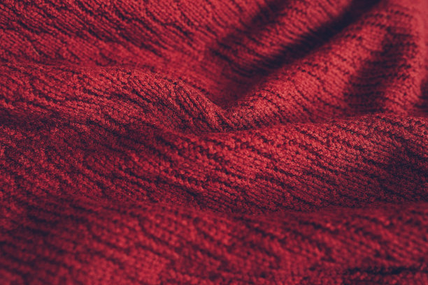 红色毛衣的针织质感很漂亮。特写背景图片下载