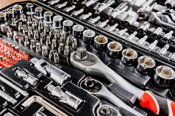 与各种金属工具组合图片下载