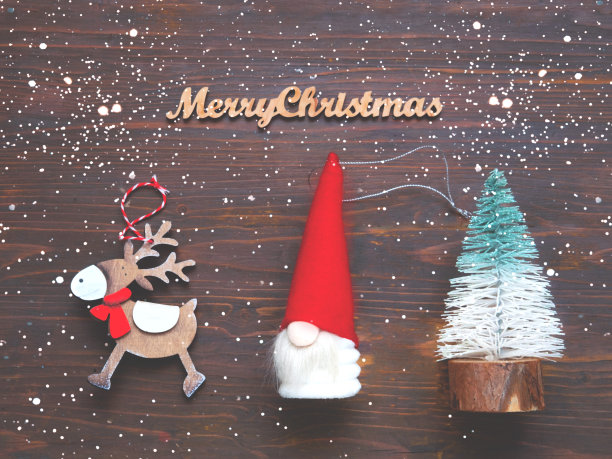 木制背景上的装饰玩具。圣诞装饰图片下载