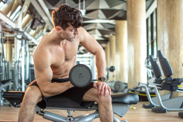 年轻男人在健身房举重图片下载
