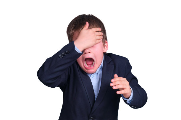 钱的问题发生在男孩初中时，男孩在学校接受教育，孤立在白人背景上图片下载