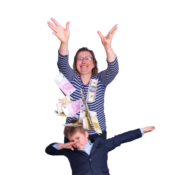 在白色背景的课桌上，哭泣的母亲向儿子撒钱图片下载