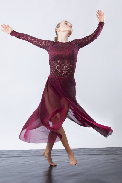 完整长度的工作室肖像的年轻女子舞者在运动。图片下载