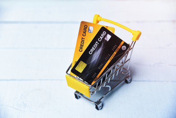网上购物与信用卡在购物车上的木制背景网上支付在家里图片下载