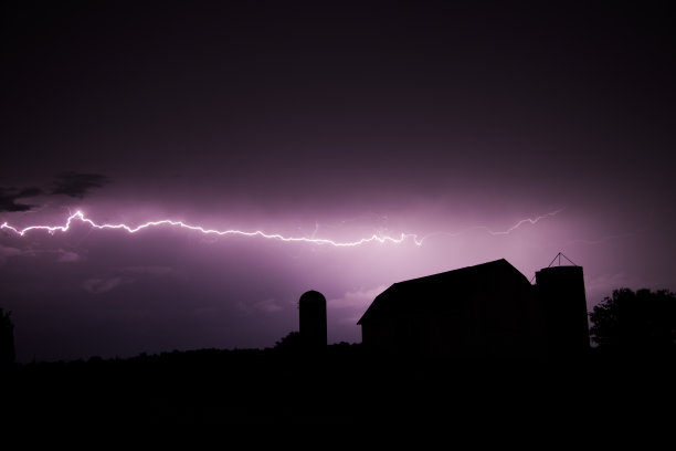 闪电掠过农场图片下载