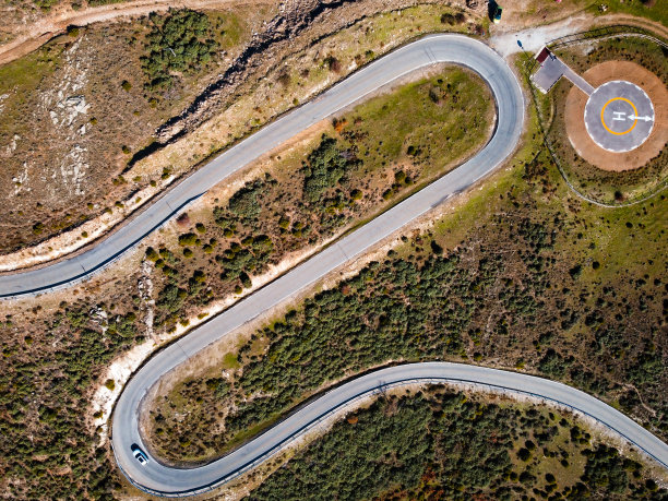 鸟瞰蜿蜒的道路和紧急直升机场。图片下载