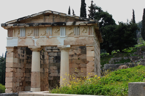 雅典人在希腊特尔斐的古代宝库图片下载