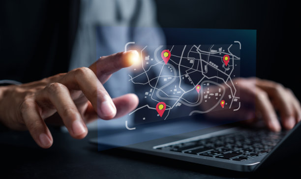 商家使用电脑搜索世界地图，带定位点，GPS应用，目的地旅行地图，并在在线系统中查找地点，通过卫星系统搜索。图片下载