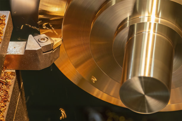 这台车床用车床工具加工出黄铜零件。图片下载