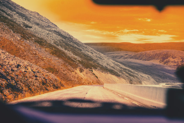 日落时分在山路上开车。通往北角的路。挪威图片下载