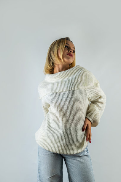 染着头发和健康皮肤的女人穿着时髦的微笑，对着白色的墙摆姿势。图片下载