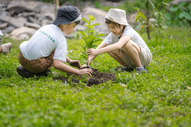 孩子们以志愿者的身份参与植树造林、保护地球的活动，培养孩子们的耐心和牺牲精神，做好事和热爱大自然。素材图片