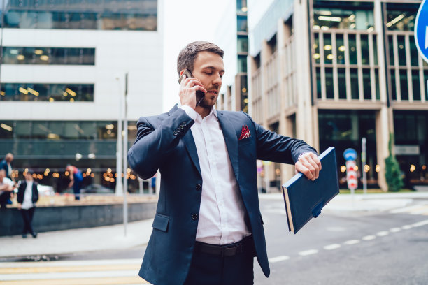 商人用智能手机说话，查看时间图片下载