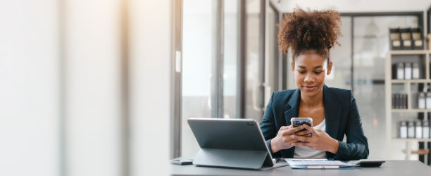 有吸引力的年轻女商人非洲裔美国股票市场交易员和在线经纪公司，清算公司，银行，媒体门户，上市公司的研究解决方案图片下载