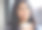 女人，微笑着在家里喝杯咖啡，在休息室、窗户或房间里思考、放松或想象。女孩，开心地在客厅、房子或公寓里喝饮料、茶或可可图片下载