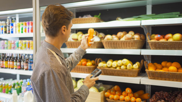一个在超市或零售店工作的白人男子的肖像和食品杂货产品。购买食物。人们的生活方式。业务服务。职员图片下载