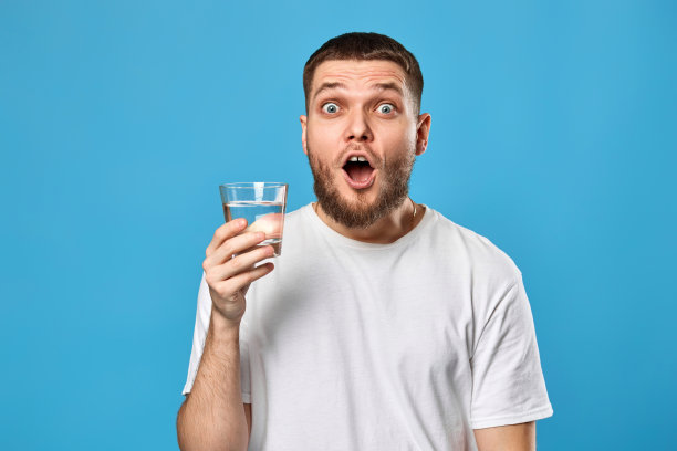 惊讶的帅哥喝了一杯水图片下载