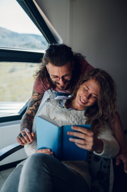 夫妻在家里一起读书，拥抱图片下载