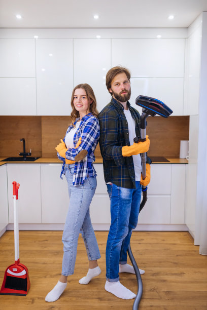 我们提供清洁服务。有拖把的幸福小情侣图片下载