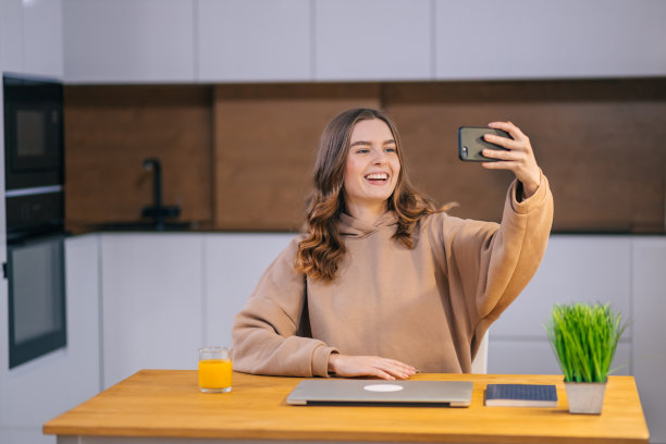 惊讶的年轻女子博主抱歉与h视频聊天图片下载