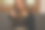 选择专注于手。年轻女子拿着遥控器看电视，在家里的沙发上放松。图片下载
