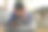 无忧无虑的年轻亚洲男子听音乐耳机和使用智能手机在家里的沙发上。图片下载