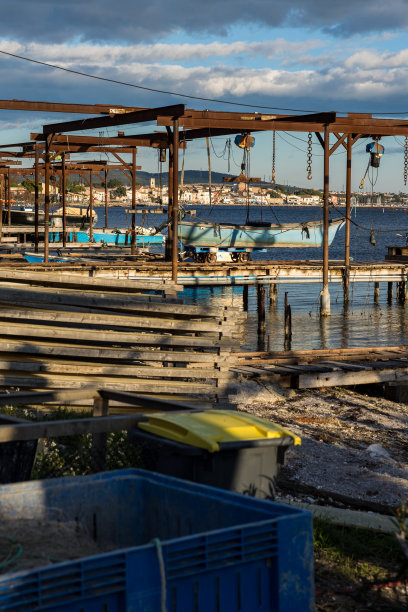 布兹格斯村旁边的埃唐德索(Etang de Thau)边牡蛎养殖户的小屋图片下载