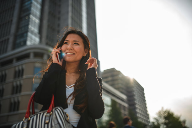 快乐的中年韩国上班族走在城市里图片下载
