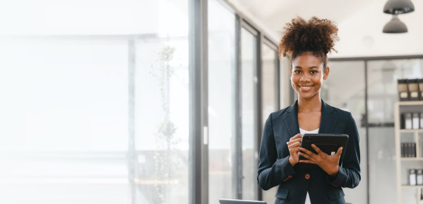 有吸引力的年轻女商人非洲裔美国股票市场交易员和在线经纪公司，清算公司，银行，媒体门户，上市公司的研究解决方案图片下载