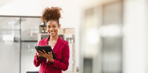 有吸引力的年轻女商人非洲裔美国股票市场交易员和在线经纪公司，清算公司，银行，媒体门户，上市公司的研究解决方案图片下载