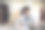 亚洲女性时装设计师通过构思草图来设计服装。图片下载