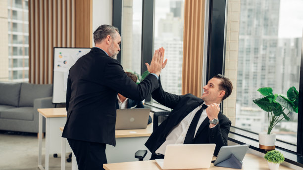 一名商人在会议上与同事击掌图片下载
