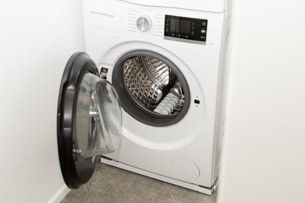 打开洗衣房的前载洗衣机门。清洗洗衣机空滚筒图片下载