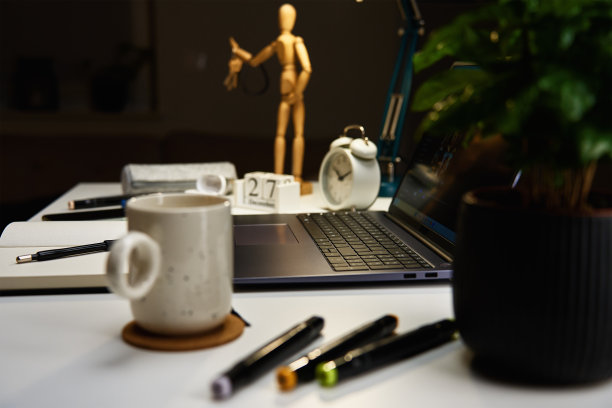 家庭办公室，晚上没人的工作场所。笔记本电脑放在客厅的桌子上图片下载