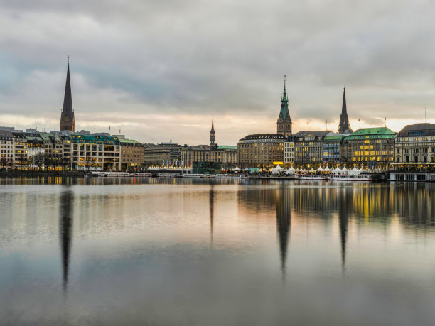 日落时分的汉堡市宾纳尔斯特湖，德国图片下载