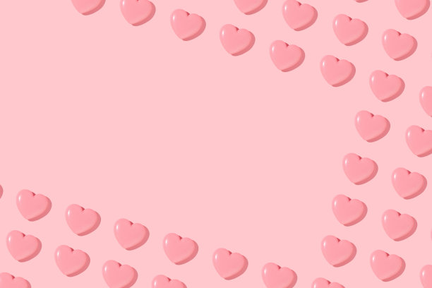 情人节创意图案与婴儿粉红心形粉彩粉红色背景。八九十年代复古时尚的审美爱的概念。极简浪漫的想法与复制空间。图片下载