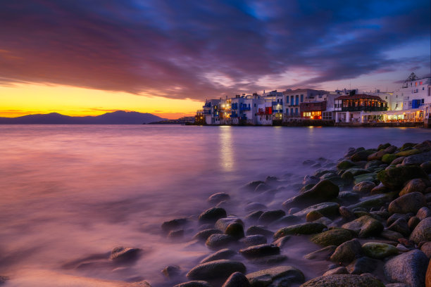 米克诺斯,希腊。米科诺斯岛的传统房屋。小威尼斯地区。日落时分的海景。海岸和海滩。旅行度假用照片。图片下载